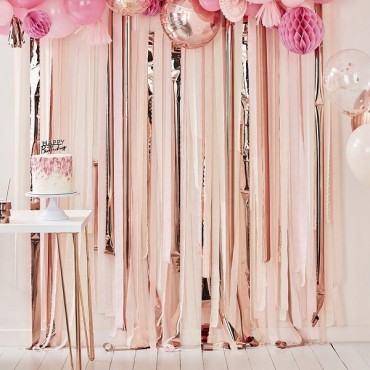 Backdrop in pink, rose gold streamers