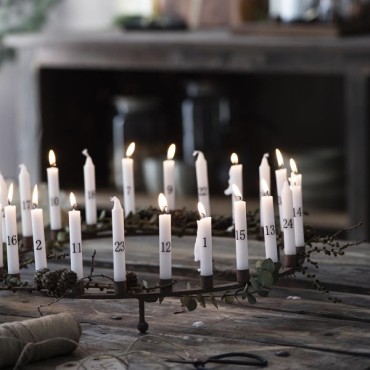 Ib Laursen Dünne Kerzen 1-24 weiss mit schwarzen Zahlen Adventskalenderkerzen
