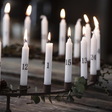 Ib Laursen Dünne Kerzen 1-24 weiss mit schwarzen Zahlen Adventskalenderkerzen