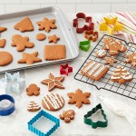 Wilton Happy Holiday Cookie Backset mit Auskühlgitter, 12-teilig