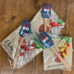 Bakeria Geschenkset: Weihnachtsservietten mit Wichtel Teigschaber