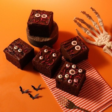 Decorate your Halloween bakes with the spooky PME Bloody Eyes Sprinkle Set. Perfect for cupcakes, cakes, and desserts.