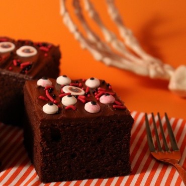 Decorate your Halloween bakes with the spooky PME Bloody Eyes Sprinkle Set. Perfect for cupcakes, cakes, and desserts.