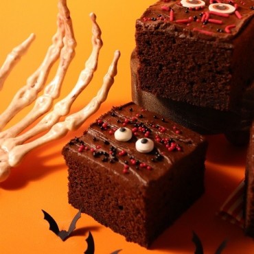 Decorate your Halloween bakes with the spooky PME Bloody Eyes Sprinkle Set. Perfect for cupcakes, cakes, and desserts.