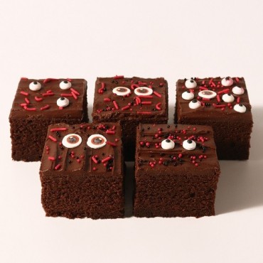 Decorate your Halloween bakes with the spooky PME Bloody Eyes Sprinkle Set. Perfect for cupcakes, cakes, and desserts.