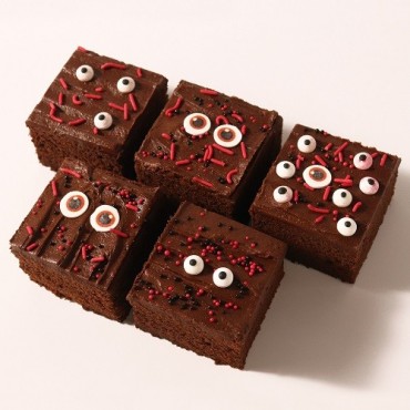 Decorate your Halloween bakes with the spooky PME Bloody Eyes Sprinkle Set. Perfect for cupcakes, cakes, and desserts.