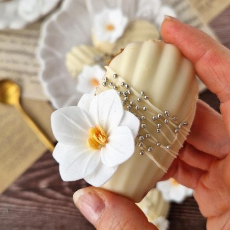 White Wafer Paper Flowers 4 cm | deKora Cake Decoration