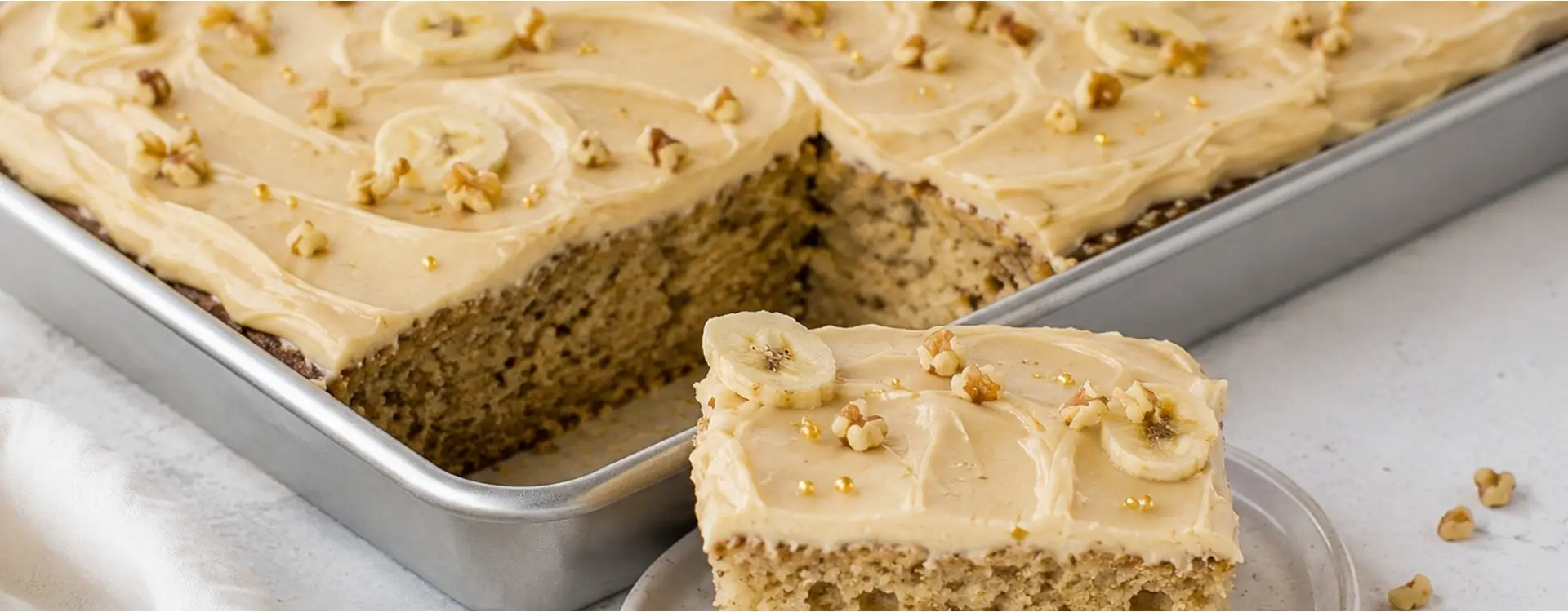 Saftiger Bananen-Blechkuchen mit Schokoladen-Frischkäse-Frosting Saftiger Bananen-Blechkuchen mit Schokoladen-Frischkäse-Frosting