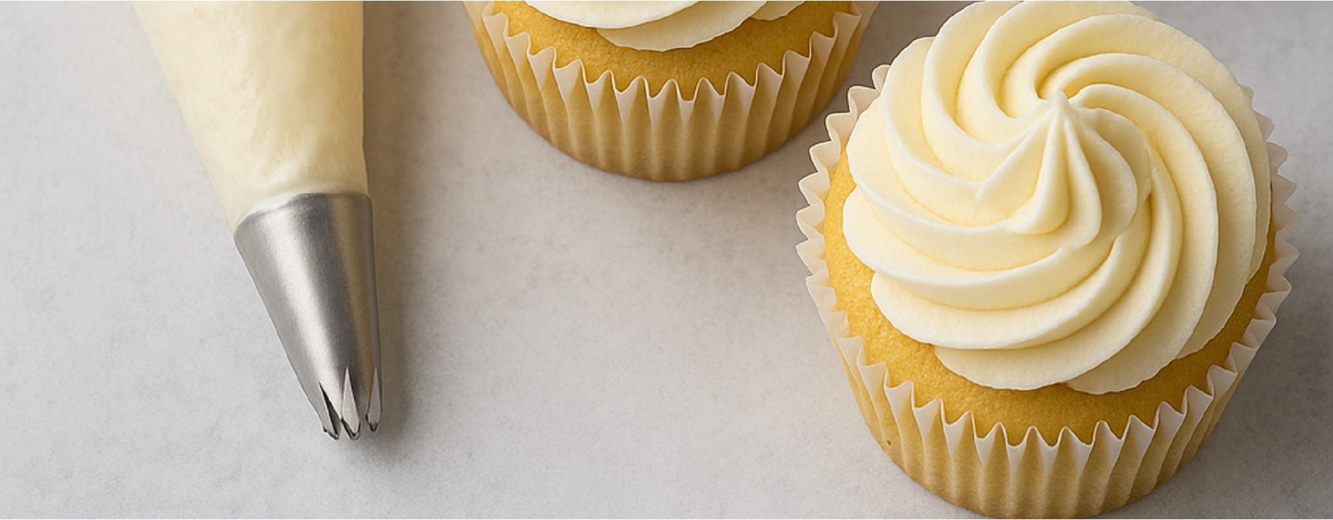 Swiss Meringue Buttercreme – die perfekte Krönung für deine Cupcakes Swiss Meringue Buttercreme – die perfekte Krönung für deine Cupcakes