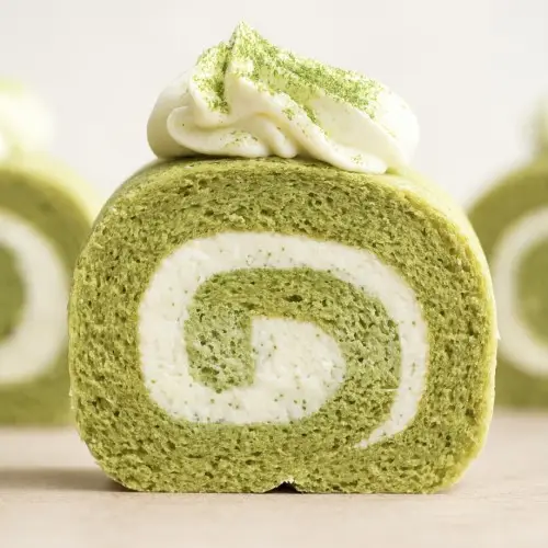 Matcha-Roulade mit Vanille-Mascarpone-Füllung