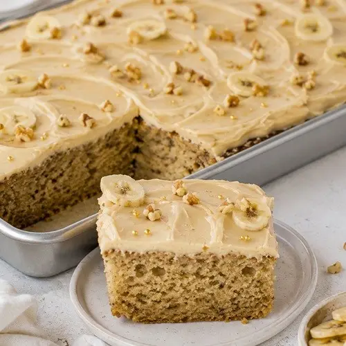 Saftiger Bananen-Blechkuchen mit Schokoladen-Frischkäse-Frosting