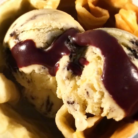Oreo Eis mit Schokoladensauce von LalaSophie