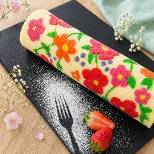 Erdbeer-Biskuitroulade mit Blumenmuster – Frühlingsgenuss pur! 🍓