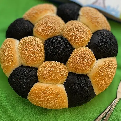 Perfekt zur Fussballzeit: Schwarz-weisse Mini Brötchen mit Sesam & Mohn!