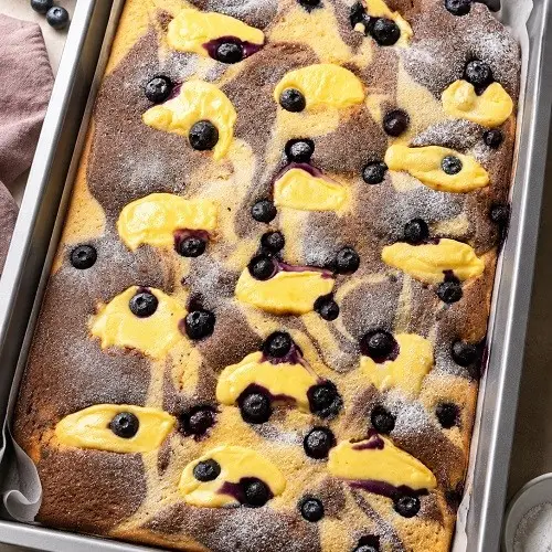 Marmor-Blechkuchen mit Quarkklecksen und Blaubeeren