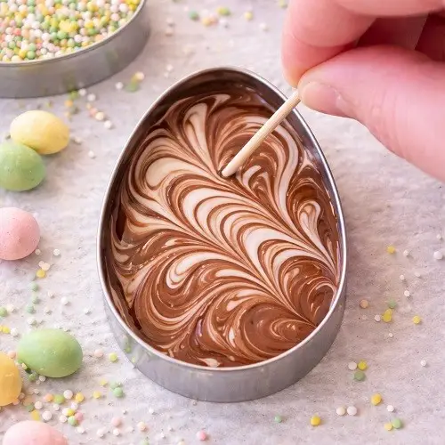 Osterschokolade aus Keksausstechern