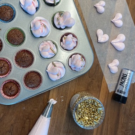 Backen zum Valentinstag - Mini Cupcakes mit Herz Meringues