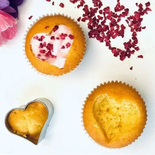 Vanille-Cupcakes mit Himbeer-Mousse-Herz